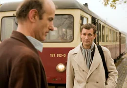 Rudolf (Johannes Herrschmann, li.) holt seinen Bruder Klaus (Heikko Deutschmann) von der Bahn ab.