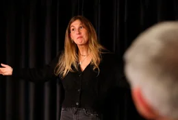 Guillemette Lelieur wird  an der "&Eacute;cole de l&rsquo;humour et des Arts sc&eacute;niques" zur Comedian ausgebildet.