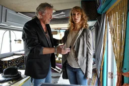 Bernadette (Chiara Schoras) besucht ihren Vater Valentin (Konstantin Wecker) in seinem Wohnwagen.