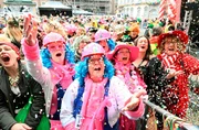 Altweiber, Weiberfastnacht, Wieverfastelovend - &uuml;berall im Westen beginnt der Stra&szlig;enkarneval. Und wir sind live dabei. Bei "Weiber live" zeigt der WDR, wie Narren und Jecken feiern. -  Karnevalisten feiern vor dem D&uuml;sseldorfer Rathaus.