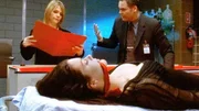 Die Prostituierte Jocelyn (Kim Director, liegend) wird tot in einer sargähnlichen Kiste gefunden. Goren (Vincent D'Onofrio) und Eames (Kathryn Erbe) ermitteln. Die Prostituierte Jocelyn (Kim Director, liegend) wird tot in einer sargähnlichen Kiste gefunden. Goren (Vincent D'Onofrio) und Eames (Kathryn Erbe) ermitteln.