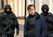 Kurt Wallander (Krister Henriksson) leitet einen Einsatz.