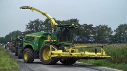 Ein Maish&auml;cksler im Einsatz. Gro&szlig;e und leistungsstarke Landmaschinen wie diese sind aus der heutigen Agrarwirtschaft nicht mehr wegzudenken.
