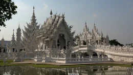 Kitsch oder Kunst? Der Wei&szlig;e Tempel von Chiang Rai vereint Pop-Art und Religion.