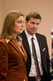 Dr. Brennan (Emily Deschanel, l.); Booth (David Boreanaz, r.)