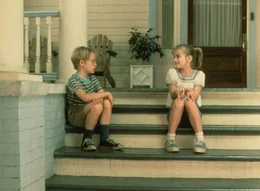 Thomas J. (Macaulay Culkin, l.) und Vada (Anna Chlumsky, r.) besprechen alle Probleme miteinander ...