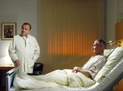 Prof. Karl Herrmanns (Hans Peter Hallwachs) wird mit diffusen Unterbauchbeschwerden in die Sachsenklinik eingeliefert.