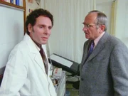 Ein Fall f&uuml;r M&auml;nndli Hallo, Herr Doktor Staffel 2, Episode 9 Wird Dr. K&uuml;ndig gemobbt?: Ludwig Thiesen als Dr. K&uuml;ndig, Ruedi Walter als Max M&auml;nndli