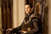 Auch wenn er bei der ersten Verhandlung den Kürzeren gezogen hat, versucht Henry VIII. (Jonathan Rhys Meyers) weiterhin alles, um die Scheidung mit Katharina durchzusetzen. Mittlerweile liebäugelt er sogar mit den Reformatoren ... Auch wenn er bei der ersten Verhandlung den Kürzeren gezogen hat, versucht Henry VIII. (Jonathan Rhys Meyers) weiterhin alles, um die Scheidung mit Katharina durchzusetzen. Mittlerweile liebäugelt er sogar mit den Reformatoren ...