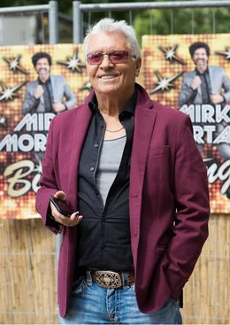 ARD Degeto BINGO IM KOPF, am Freitag (25.10.19) um 20:15 Uhr im ERSTEN. Manager Sigi (Henry H&uuml;bchen) plant ein Revival seines Stars. &copy; ARD Degeto/Thorsten Jander, honorarfrei - Verwendung gem&auml;&szlig; der AGB im engen inhaltlichen, redaktionellen Zusammenhang mit genannter Degeto-Sendung und bei Nennung "Bild: ARD Degeto/Thorsten Jander" (S2+). ARD Degeto/Programmplanung und Presse, Tel: 069/1509-335, degeto-presse@degeto.de