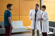 Dr. Theresa Koshka (Katharina Nesytowa, r.) und Oberarzt Dr. Marc Lindner (Christian Beermann, 2.v.r.) werfen Robin Clemens (Jonas Minthe, l.) vor, zu simulieren.