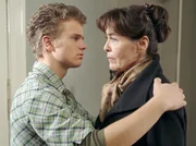 ARD DIE LIEBE KOMMT SELTEN ALLEIN, Deutschland 2006, Regie Jan Ruzicka, am Freitag (04.05.12) um 23:30 Uhr im Ersten. Ein cooles Team: Eva (Thekla Carola Wied) und ihr "Pflegesohn" Dennis (Tobias Retzlaff).