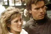 Karen (Wendy Schaal, l.) und MacGyver (Richard Dean Anderson, r.) entdecken einen Verfolger.