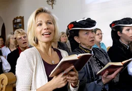 In Begleitung der Bauersfrau Gertrude (Barbara Focke) besucht die St&auml;dterin Elisabeth (Claudine Wilde, li.) auf dem Land sogar die Kirchmesse.