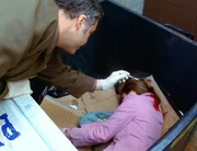 Die junge Allison (Michelle Federer) wird tot in einem M&uuml;llcontainer gefunden. Detective Robert Goren (Vincent D'Onofrio) stellt fest, dass sie mit einem Pflasterstein erschlagen wurde.