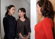 Grace (Milena Karas, links) und ihre Mutter Susanne (Anke Sevenich) besuchen die fr&uuml;here Kellnerin Annette Taubitz (Andrea Eckert, rechts).