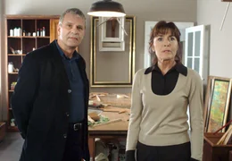 Am Tatort: Kommissar Rixen (Peter Sattmann) begutachtet Evas (Thekla Carola Wied) verw&uuml;stetes Gesch&auml;ft.