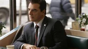 Detective Mike Logan (Chris Noth) zieht sich in ein Caf&eacute; zur&uuml;ck. Hier kann er in aller Ruhe die Fakten durchgehen, ohne dass einer seiner Kollegen vom Major Case Squad st&ouml;rt!
