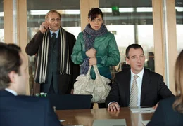 Karl Hagen (Karl Kranzkowski, 2.v.li.), Lotte Wagner (Jule Ronstedt) und Matthias Winkelmann (Heio von Stetten) verhandeln mit Moritz Runge (Stefan Rudolf, li.) und Hanna Bloomfeld (Caroline Schreiber, re. au&szlig;en) &uuml;ber die Zukunft der "Rheinland"-Fabrik.
