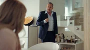 Robert (Christian Kahrmann) m&ouml;chte seiner Tochter Daniela (Lulu Hacke) die Beziehung zu Momo ausreden.