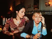 Die Astrologin Lena weint sich bei ihrer besten Freundin Justina aus.