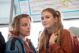 Evas (Sonja Holm) Fahrrad hat einen Platten, also muss sie ausnahmsweise mit der Tram in die Schule fahren. Als sie die gerade noch so erreicht, rumpelt sie darin mit Adam Adam (Olle Cardell) zusammen. Vor lauter Verlegenheit wissen die beiden &uuml;berhaupt nicht, was sie sagen sollen. Aber ihre Blicke sprechen B&auml;nde.