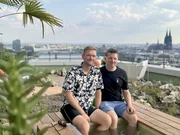 &Uuml;ber den D&auml;chern von K&ouml;ln, im 23. Stock eines Hochhauses, w&uuml;nschen sich Jan Wa&szlig;enberg (l.) und Roland Wessel (r.) einen Dachgarten, der an Kalifornien in den 1970er-Jahren erinnert.