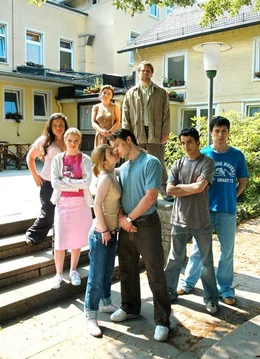 Klassenfahrt mit Folgen: (v.l.n.r.) Conchita (Claudia Fitzsche), Mira (Jennifer Ulrich), Frau B&uuml;sing (Karla Trippel), Nessie (Josefine Preu&szlig;), Erik (Marlon Kittel), Dr. Consentius (Antoine Monot, JR.), Tobi (Kostja Ullmann) und Utz (Tom Lass) ...