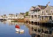 Nah am Wasser gebaut: Alte Holzh&auml;user aus dem 17. und 18. Jahrhundert s&auml;umen das Hafenbecken von Nantucket vor der K&uuml;ste Neuenglands, USA.