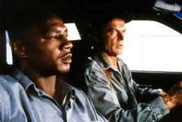 Bill Skims (Terence Hill), Mike (Marvin Hagler, l.)  +++ Die Verwendung des sendungsbezogenen Materials ist nur mit dem Hinweis und Verlinkung auf RTL+ gestattet. +++