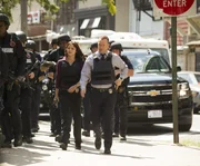 Danny (Donnie Wahlberg, r.) und Baez (Marisa Ramirez, l.) auf der Jagd nach einer aus dem Knast entflohenen Frau, die offenbar zu Unrecht sa&szlig;... Kann Danny endlich f&uuml;r Gerechtigkeit sorgen?