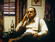 Der Pate Don Vito Corleone (Marlon Brando) lehnt das Ansinnen anderer Mafiabosse ab, gemeinsam in den Heroinhandel einzusteigen. Er wei&szlig;, dass er damit t&ouml;dliche Konflikte heraufbeschw&ouml;rt.