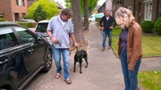 Coach Andreas Ohligschl&auml;ger zusammen mit Labrador-Mix Joy und seinen beiden Haltern Karin (r) und Heinz.