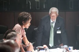 L-R: Lynn Jacobs (Angela Bassett) und Speaker Trumbull (Morgan Freeman)