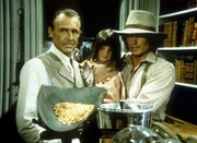 (v.l.n.r.) Oleson (Richard Bull), Carry (Lindsay Sidney Greenbush) und Charles (Michael Landon) sind auf Mrs. Olesons Reaktion gespannt ...