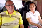 Ankunft in Thailand: Gerhard und seine Freundin Rung auf dem Weg ins neue Heim.