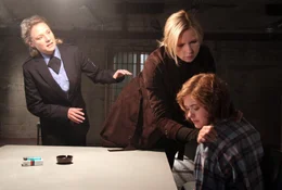 Im Gef&auml;ngnis: Die W&auml;rterin (Isis Kr&uuml;ger) versucht Nora (Veronica Ferres) von Linda (Liv Lisa Fries) abzuhalten.