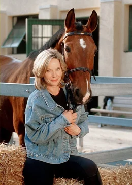 Die Tier&auml;rztin Dr. Tana Fechner (Ann-Kathrin Kramer) erforscht ein unbekanntes Virus, an dem ein Pferd des Reitstall-Besitzers Bernhard Bausch erkrankt ist.
