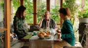 Ein gem&uuml;tliches Fr&uuml;hst&uuml;ck mit Ava (Eilin Aliza, l.) und Elisabeth Beissl (Barbara Weinzierl, r.) wird f&uuml;r Benedikt Beissl (Andreas Giebel, M.) j&auml;h unterbrochen &ndash; am Telefon wird ihm eine Leiche gemeldet.