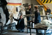 Der leitende Ermittler (gespielt von Todd Campbell) und der zweite Ermittler (gespielt von Jason Huska) analysieren die geborgenen Tr&uuml;mmerteile des Flugzeugrumpfs, um festzustellen, ob ein Blitzschlag m&ouml;glicherweise einen Stromausfall ausgel&ouml;st hat, w&auml;hrend sich das Flugzeug noch in der Luft befand.