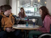 Bruno (Ferdinand D&ouml;lz, li.) und Jo (Lena Kaufmann) genie&szlig;en ihr erstes Date.