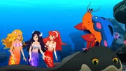 Emma, Cleo und Rikki (v.l.n.r.) haben sich in Meerjungfrauen verwandelt. Auf ihrer Unterwassertour lernen sie Bernie, den Einsiedlerkrebs kennen. Emma, Cleo und Rikki (v.l.n.r.) haben sich in Meerjungfrauen verwandelt. Auf ihrer Unterwassertour lernen sie Bernie, den Einsiedlerkrebs kennen.