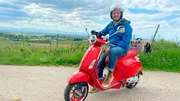 Johannes Zenglein ist mit dem Motorroller unterwegs im Markgr&auml;flerland.