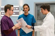 Dr. Ben Ahlbeck (Philipp Danne, r.) leistet kleine Hilfestellungen Ivo (Jakob D'Aprile, M.) und Oliver (Arne Kert&eacute;sz, l.).