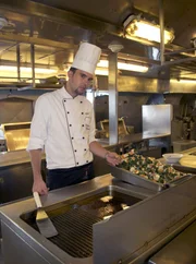hr-fernsehen VERR&Uuml;CKT NACH MEER Folge 1, Leinen los! in Amsterdam, Eine zwanzigteilige Dokusoap. Sein erster Tag an Bord: Kochazubi Christopher H&uuml;gelmann in der K&uuml;che.