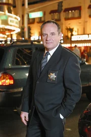 Captain Jim Brass (Paul Guilfoyle) steht vor einem R&auml;tsel: Eine junge Frau ist in der Lage, ihren Vergewaltiger zu identifizieren, doch die DNA-Analyse beweist eindeutig, dass der Beschuldigte nicht der T&auml;ter sein kann.