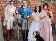 Alle Hauptdarsteller aus "die Bremer Stadtmusikanten" (v.l.n.r.) Johannes Zirner, Florian Martens, Anna Fischer und Gesine Cukrowski) sowie Esel, Hund und Katze.