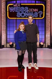 Treten bei "Wer wei&szlig; denn sowas?" als Kandidat:innen an: Die S&auml;ngerin Loi (l.) und der Liedermacher Oimara (r.).