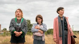 Fanny (Amber Bongard) &uuml;berzeugt ihre Chefin Britta (Meret Becker), das widerspenstige Pflegekind Ari (Luna Paiano) auf Gut Kaltenbach unterzubringen. Ob das klappt?