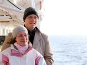 VERR&Uuml;CKT NACH MEER Folge 1, Leinen los! in Amsterdam. Sie will ihrem Mann an Bord erneut das Jawort geben: Sandra und Michael Mann an Deck.